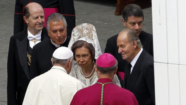 Los Reyes saludan a Francisco tras la ceremonia