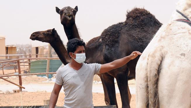 Un trabajador indio de Arabia Saudí lleva una máscara para protegerse del coronavirus (MERS).