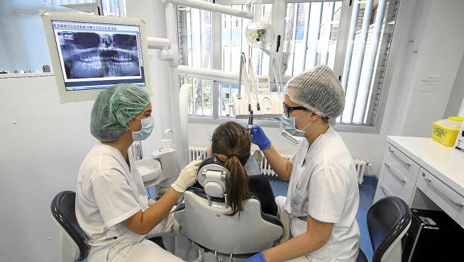Odontología gradúa a la cuarta promoción con un alto índice de alumnos  colocados