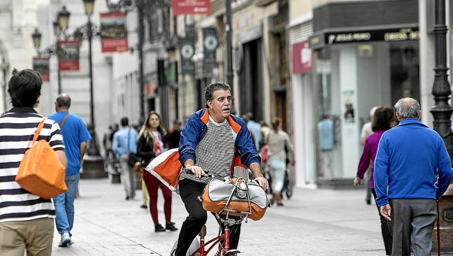 Un ciclista en la calle Alfonso de Zaragoza