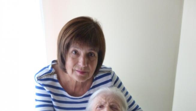 Ana Isabel y su madre, de 98 años, a quien se le reconoció en 2012 una dependencia severa. Estuvieron más de dos años en lista de espera.