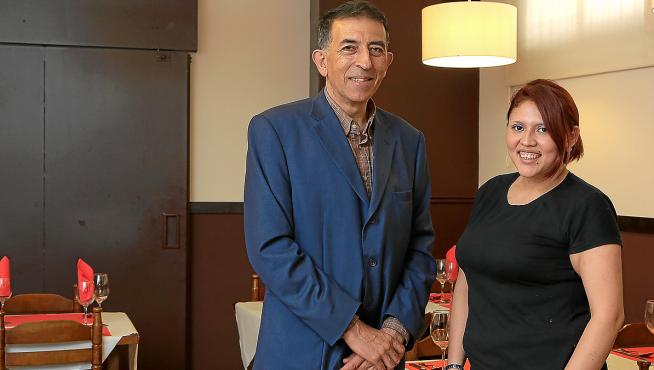 Daniel Morales y Erika Vázquez, en la sala del restaurante El Sarmiento.