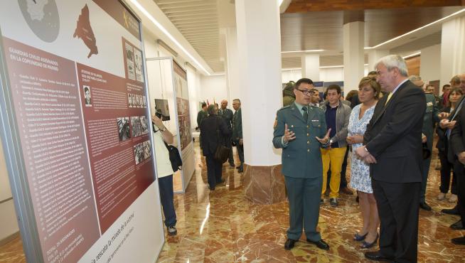 Gustavo Alcalde en la exposición en memoria de las víctimas de ETA en Teruel