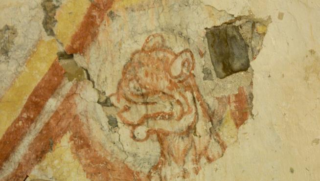 Un León de San Marcos se descubrió tras desprenderse parte de la cal