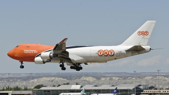 Avión aterrizando en el Aeropuerto de Zaragoza