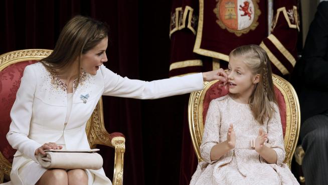 La Reina se mostró pendiente de sus hijas en todo momento