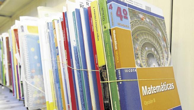 Varios lotes de libros de texto dispuestos para ser adquiridos