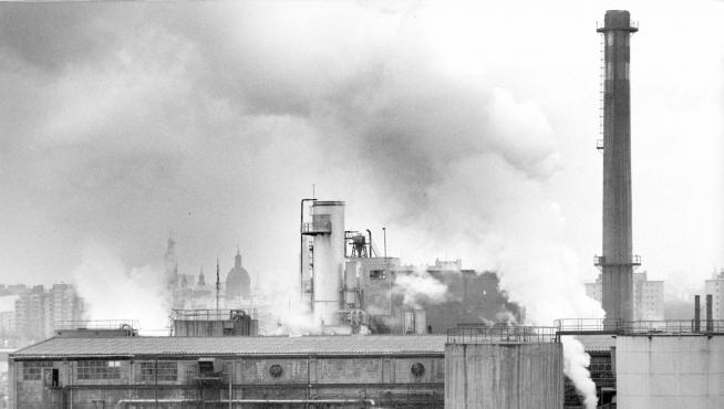 La Industrial Química de Zaragoza en funcionamiento. Archivo Heraldo