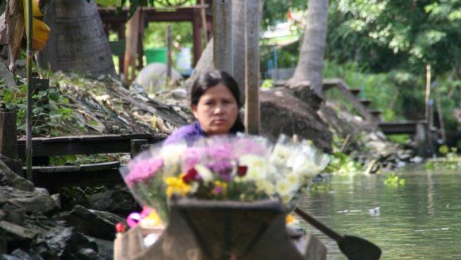 Bangkok se hermana con la flor de loto que crece en los estanques.