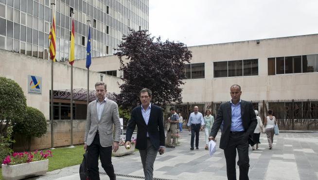 José Guerra, Javier Lasheras y Luis Gamón salen de la Agencia Tributaria el pasado 4 de julio