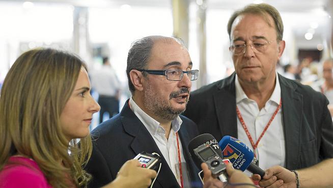 Lambán con Sumelzo y Carlos Pérez, los dos aragoneses que forman parte de la nueva ejecutiva del PSOE.