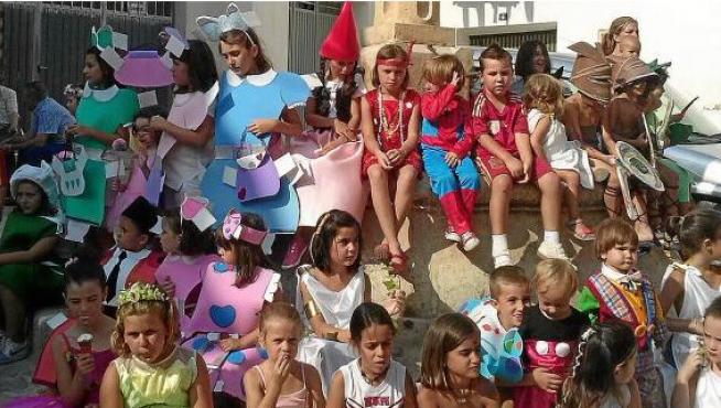 La fiesta de disfraces llenó de colorido ayer la plaza del Ayuntamiento de Albentosa
