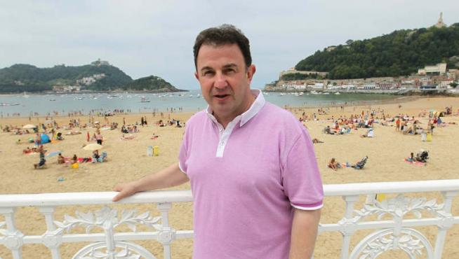 Martín Berasategui posa en la playa de la Concha de San Sebastián
