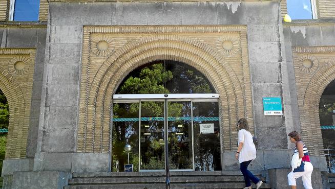 El paciente está ingresado en un ala de la cuarta planta del hospital Royo Villanova.