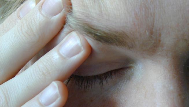El dolor de cabeza muy intenso es un síntoma del ictus.