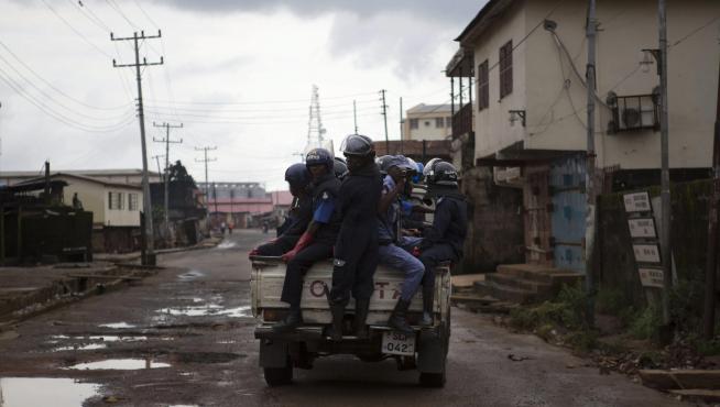 Unos policías patrullas en una calle vacía de Freetown, en Sierra Leona, durante el anterior toque de queda.