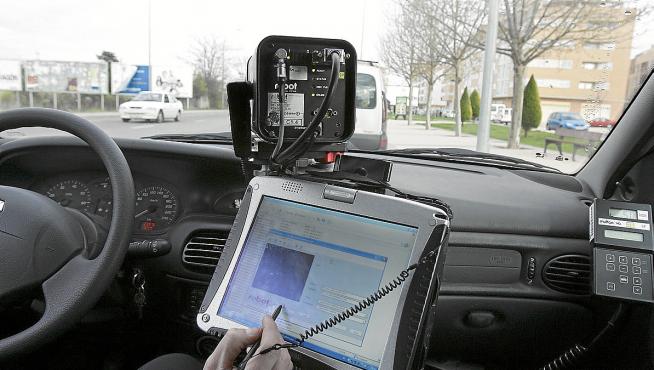 Un rádar móvil instalado en un coche de la Policía Local, en una foto de archivo.