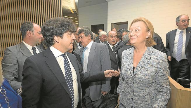 La presidenta, Luisa Fernanda Rudi, y el subsecretario de Fomento, Mario Garcés, ayer en Madrid.