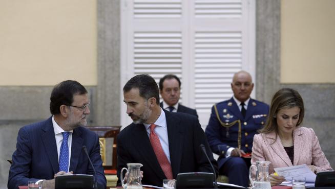Felipe VI escoltado por Mariano Rajoy y Doña Letizia en el Instituto Cervantes