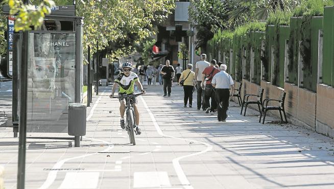 El carril sugerido de la avenida Academia ya es continuo