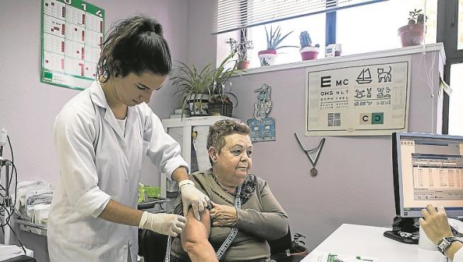 Una enfermera vacunando a una paciente durante la campaña de vacunación del pasado mes de octubre.