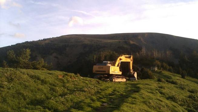 La excavadora haciendo la nueva pista de acceso a Otal