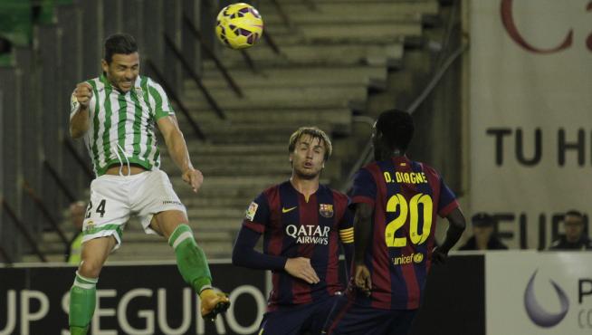 Rubén Castro remata el balón en el partido contra el Barça B