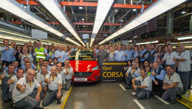 La plantilla celebra el comienzo de la producción en serie de la quinta generación del Opel Corsa