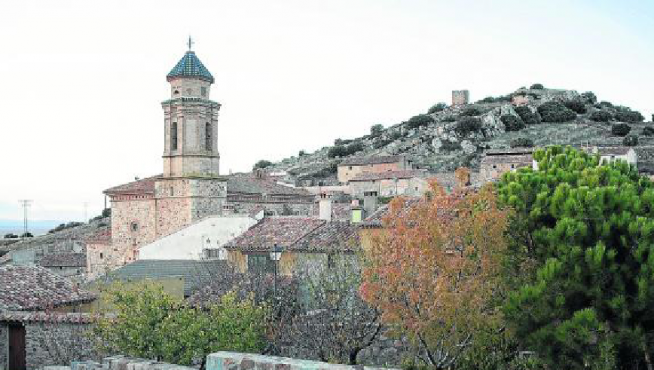 Los restos del castillo dominan el pueblo de Berrueco, en cuyo centro se erige la iglesia. Aránzazu Navarro