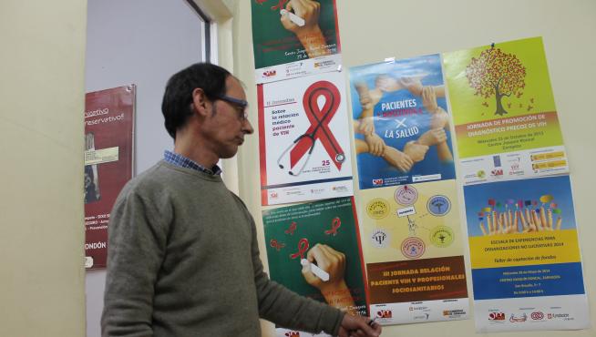 Jancho Barrios, presidente de OMSIDA muestra las imágenes de varias campañas informativas.