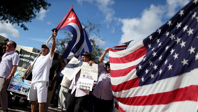El exilio cubano califica de "infamia" las "concesiones" de Obama a Raúl Castro