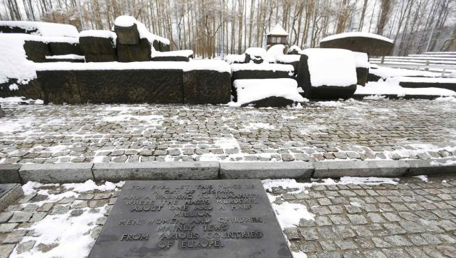 La nieve cubre uno de los memoriales de las víctimas de Auschwitz