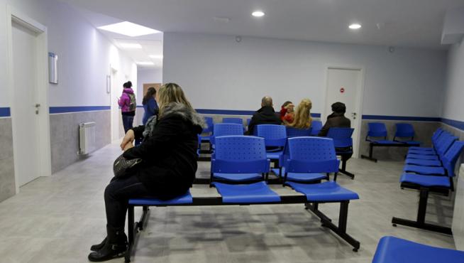 Pacientes en la sala de espera del consultorio local de Camaretas, integrado en Soria Rural.