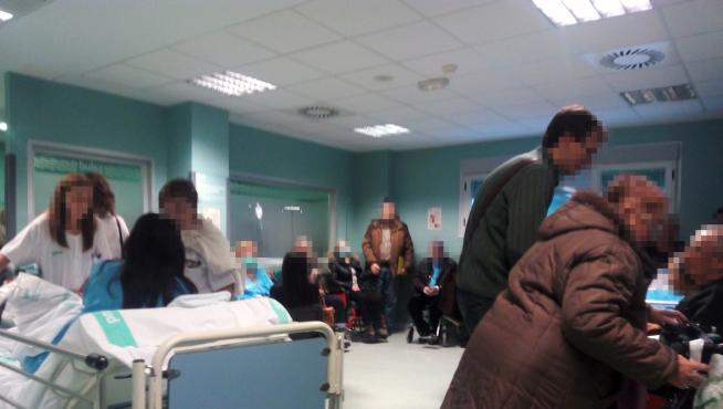 Varios pacientes encamados y en sillas de ruedas en los pasillos de urgencias del Miguel Servet, el pasado miércoles.