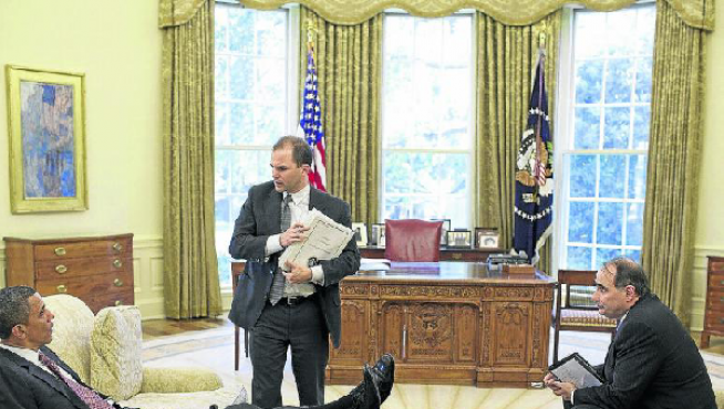 Barack Obama habla en el Despacho Oval con su consejero Ben Rhodes (centro) y el estratega político David Axelrod (derecha).