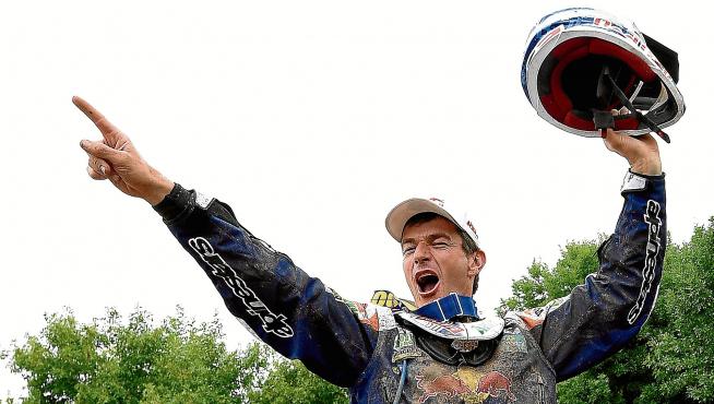 Marc Coma celebra eufórico su triunfo en la 36ª edición del Rally Dakar.