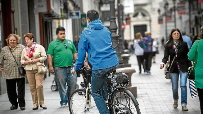 Las bicicletas podrán circular por un millar de calles semipeatonales hasta ahora prohibidas