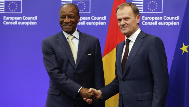 El presidente guineano, Alpha Conde, es recibido por el presidente del Consejo Europeo, Donald Tusk, en una reunión mantenida en Bruselas.