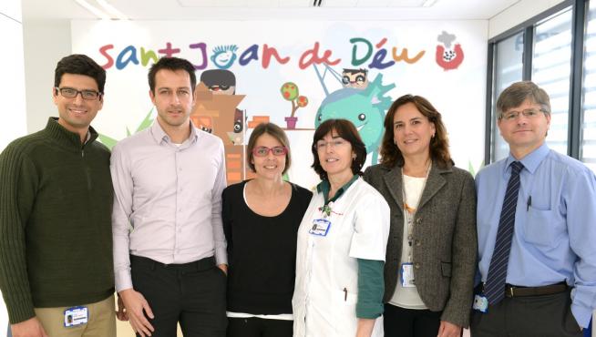 Mónica Sarasa, en el centro, junto a los investigadores del hospital San Juan de Dios de Barcelona.