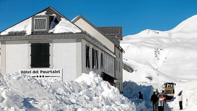 El Portalet en la parte francesa, donde la nieve forma pasillos de varios metros de altura.