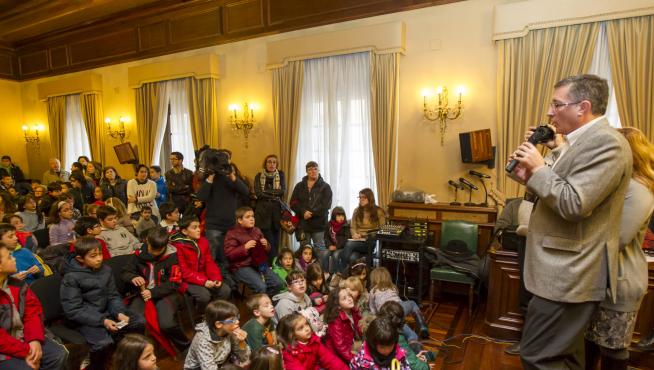 El alcalde de Teruel atendió a los alumnos del colegio Las Anejas y a sus padres