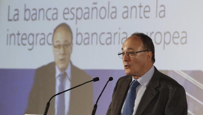El gobernador del banco de España Linde durante su intervención este miércoles en la coferencia sobre los retos de la banca de españa