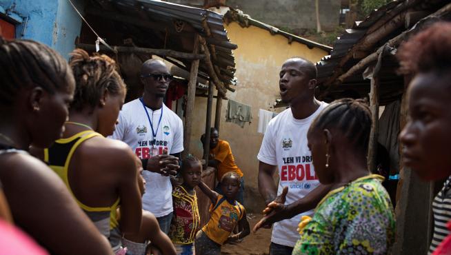 Voluntarios de UNICEF hablan con la población sobre el ébola.