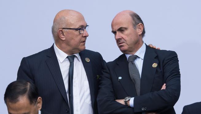 Michel Sapin habla con Luis de Guindos