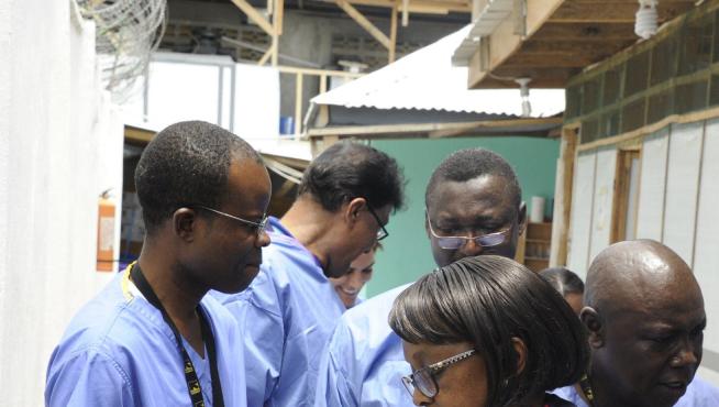 La directora de la OMS se lava las manos durante su visita a un hospital de Monrovia, en Liberia.