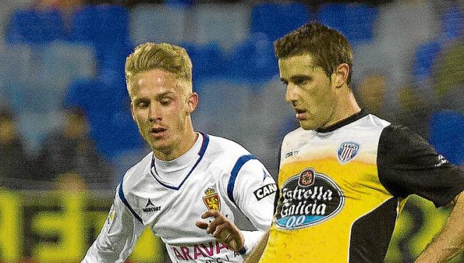 Sergio Gil pugna con Seoane, el sábado en su debut ante el Lugo.