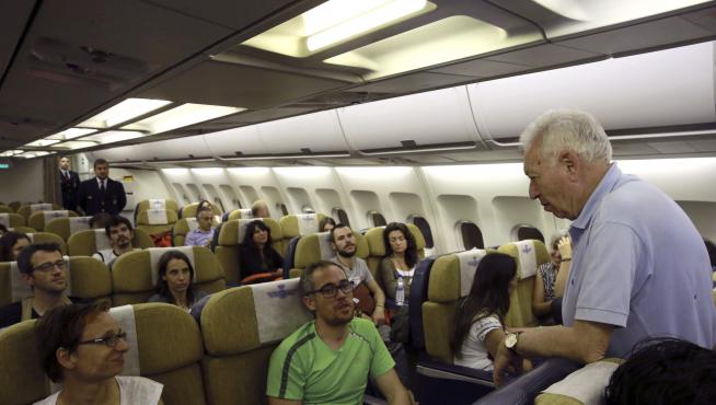 García-Margallo conversa con varios de los españoles rescatados.