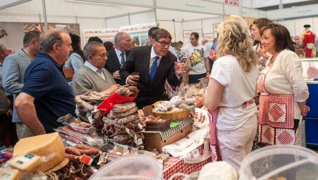 El candidato del PAR a la Presidencia del Gobierno de Aragón en la Feria de Calzado de Brea