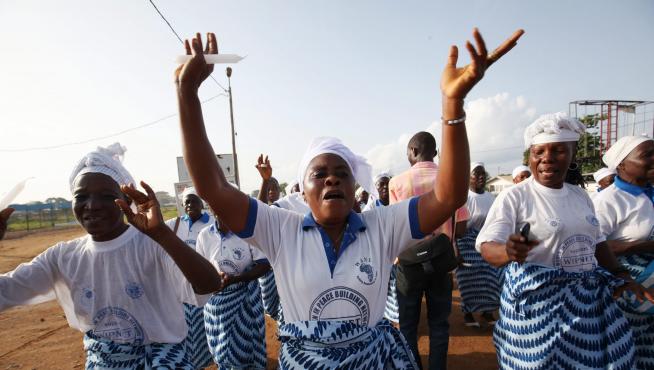 Varias personas celebran la noticia en Liberia, declarado libre de ébola.