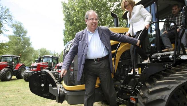 El presidente de la Junta de Castilla y León y candidato del PP a la reelección, Juan Vicente Herrera, la feria de maquinaria agrícola de Almazán,